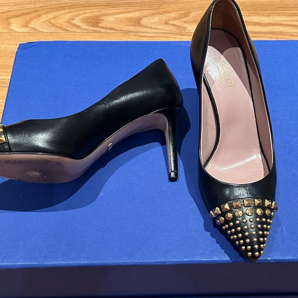 SIZE 35 Gucci Studded Pointed Toe Heels in Black Leather - Picture 2 of 3
